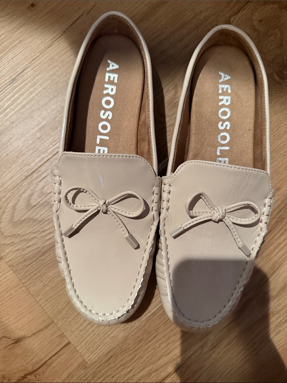 AEROSOLES Light Beige Bow Top Leather Loafers